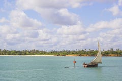 Nave que viaja a lo largo de la costa de Zanzíbar foto de archivo Nave que viaja a lo largo de la costa de Zanzíbar foto de archivo