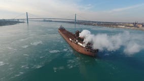 Navegación enorme del buque de la nave del buque de petróleo del contenedor del cargo lenta en agua de río fría del hielo en atur almacen de video Navegación enorme del buque de la nave del buque de petróleo del contenedor del cargo lenta en agua de río fría del hielo en atur almacen de video