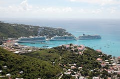 Navi da crociera in st Thomas, caraibico fotografia stock Navi da crociera in st Thomas, caraibico fotografia stock
