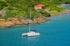 Navigation de catamaran par Garrison House au fort Willoughby sur l'île de dispute, St Thomas U S Les Îles Vierges photographie stock libre de droits Navigation de catamaran par Garrison House au fort Willoughby sur l'île de dispute, St Thomas U S Les Îles Vierges photographie stock libre de droits