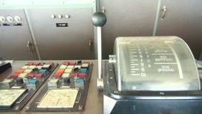 Navigationsbr?cke von Schiffskapit?nen drehen sich, Steuerung des Schiffs stock footage Navigationsbr?cke von Schiffskapit?nen drehen sich, Steuerung des Schiffs stock footage