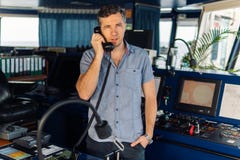 Navigationsoffizier berichtet durch VHF-Radio in Meer lizenzfreies stockfoto Navigationsoffizier berichtet durch VHF-Radio in Meer lizenzfreies stockfoto