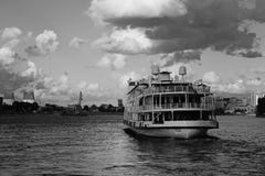 Navigazione in bianco e nero della nave su una crociera del fiume fotografie stock Navigazione in bianco e nero della nave su una crociera del fiume fotografie stock