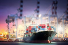 Navio de carga do recipiente com a ponte do guindaste dos portos no porto para o fundo logístico da exportação da importação imagem de stock Navio de carga do recipiente com a ponte do guindaste dos portos no porto para o fundo logístico da exportação da importação imagem de stock