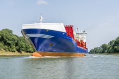 Navio de carga em Kiel Canal imagem de stock royalty free Navio de carga em Kiel Canal imagem de stock royalty free