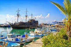 Navio de pirata e barcos de pesca no porto de Ayia Napa imagem de stock Navio de pirata e barcos de pesca no porto de Ayia Napa imagem de stock