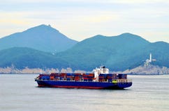Navio de recipiente da carga que chega ao porto de Busan, Coreia do Sul imagem de stock Navio de recipiente da carga que chega ao porto de Busan, Coreia do Sul imagem de stock