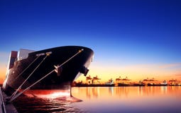 Navio de recipiente na importação, porto da exportação contra a manhã bonita l imagem de stock Navio de recipiente na importação, porto da exportação contra a manhã bonita l imagem de stock