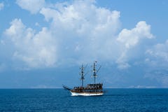 Navio de Tonely no mar Mediterr?neo Mar azul imagem de stock Navio de Tonely no mar Mediterr?neo Mar azul imagem de stock