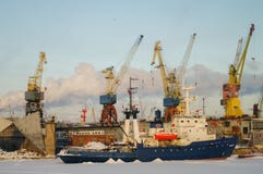Navios e guindastes no porto da carga de St Petersburg no tempo de inverno foto de stock Navios e guindastes no porto da carga de St Petersburg no tempo de inverno foto de stock