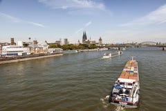 Navios no Rhine River na água de Colônia, Alemanha foto de stock Navios no Rhine River na água de Colônia, Alemanha foto de stock