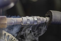 Navire cryog?nique Pipes et soupapes Remplissage de camions-citernes avec de l'azote liquide Tuyau froid en m?tal de vapeur de l' image libre de droits Navire cryog?nique Pipes et soupapes Remplissage de camions-citernes avec de l'azote liquide Tuyau froid en m?tal de vapeur de l' image libre de droits