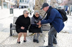 Nazare kvinnor och fotograf arkivbild Nazare kvinnor och fotograf arkivbild