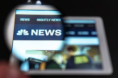 NBC News-websitehomepage op het tabletscherm NBC News-kanaalembleem royalty-vrije stock afbeeldingen NBC News-websitehomepage op het tabletscherm NBC News-kanaalembleem royalty-vrije stock afbeeldingen