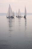 Nebbia di acqua calma delle barche a vela fotografia stock Nebbia di acqua calma delle barche a vela fotografia stock