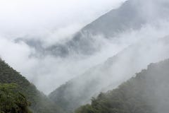 Nebbia spessa sull'aumento fotografie stock libere da diritti Nebbia spessa sull'aumento fotografie stock libere da diritti