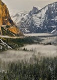 Nebel in Yosemite-Tal und in der halben Haube, Yosemite Nationalpark lizenzfreie stockbilder Nebel in Yosemite-Tal und in der halben Haube, Yosemite Nationalpark lizenzfreie stockbilder