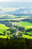 Nebelhaftes Tal von Broumovsko in der Tschechischen Republik mit Feldern und grünen Wiesen Beträchtliches Panorama von Ruprechtic Stockfotos Nebelhaftes Tal von Broumovsko in der Tschechischen Republik mit Feldern und grünen Wiesen Beträchtliches Panorama von Ruprechtic Stockfotos