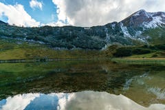 Nebelhorn озера гор стоковые изображения rf Nebelhorn озера гор стоковые изображения rf