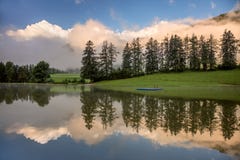 Nebeliger Morgen auf See, mit schönen Wolken und Reflexion stockfotos Nebeliger Morgen auf See, mit schönen Wolken und Reflexion stockfotos