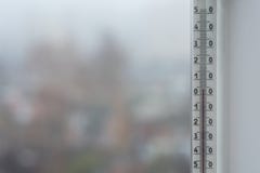 Nebeliges Wetter des Herbstes außerhalb des Fensters lizenzfreie stockbilder Nebeliges Wetter des Herbstes außerhalb des Fensters lizenzfreie stockbilder