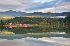 Nederlands Meer op een Ochtend van de Herfst, Clearwater, BC stock afbeelding Nederlands Meer op een Ochtend van de Herfst, Clearwater, BC stock afbeelding
