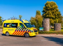 Nederlandse ziekenwagen op rotonde stock foto's Nederlandse ziekenwagen op rotonde stock foto's