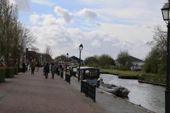 Nederländerna - 13 APRIL: Bevattna byn i Giethoorn, Nederländerna på 13 April 2017 arkivbilder Nederländerna - 13 APRIL: Bevattna byn i Giethoorn, Nederländerna på 13 April 2017 arkivbilder
