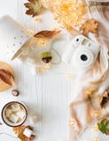 Nedgångstilleben med gula sidor, coffe med marshmallower och arkivfoto Nedgångstilleben med gula sidor, coffe med marshmallower och arkivfoto