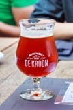 NEERIJSE, BELGIO - 5 SETTEMBRE 2014: Assaggiando la birra originale del De Kroon marchi a caldo nello stesso ristorante di nome fotografia stock NEERIJSE, BELGIO - 5 SETTEMBRE 2014: Assaggiando la birra originale del De Kroon marchi a caldo nello stesso ristorante di nome fotografia stock