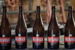 NEERIJSE, BELGIO - 5 SETTEMBRE 2014: Poche bottiglie vuote per la birra di Delvaux nella fabbrica di birra De Kroon in Neerijse immagine stock NEERIJSE, BELGIO - 5 SETTEMBRE 2014: Poche bottiglie vuote per la birra di Delvaux nella fabbrica di birra De Kroon in Neerijse immagine stock