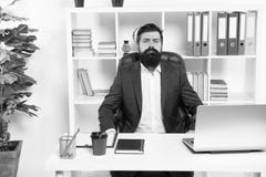 Neg?cios Homem de neg?cios moderno Homem farpado Moderno maduro com barba Forma masculina no escrit?rio para neg?cios Brutal segu fotos de stock royalty free Neg?cios Homem de neg?cios moderno Homem farpado Moderno maduro com barba Forma masculina no escrit?rio para neg?cios Brutal segu fotos de stock royalty free