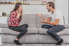 Negativa sinnesrörelser är par av begrepp En make och en fru som påstår och ropar uttrycksfulla och emotionella par royaltyfria bilder Negativa sinnesrörelser är par av begrepp En make och en fru som påstår och ropar uttrycksfulla och emotionella par royaltyfria bilder