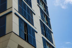 Negocio azul del cielo azul de las ventanas del suelo del edificio de la arquitectura imagen de archivo Negocio azul del cielo azul de las ventanas del suelo del edificio de la arquitectura imagen de archivo