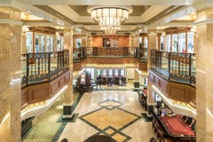 Negozi della galleria e ms reali Queen Elizabeth del casinò immagine stock libera da diritti Negozi della galleria e ms reali Queen Elizabeth del casinò immagine stock libera da diritti