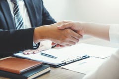 Negócio que agita as mãos que cumprimentam colegas novos em seguida durante o conceito da entrevista de trabalho fotografia de stock royalty free Negócio que agita as mãos que cumprimentam colegas novos em seguida durante o conceito da entrevista de trabalho fotografia de stock royalty free