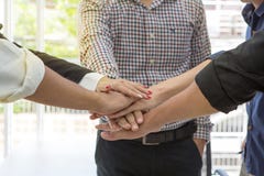 Negócios Conceito dos trabalhos de equipa e dos povos Relação dos trabalhos de equipa junto Homem e mulheres da mão no escritório fotos de stock royalty free Negócios Conceito dos trabalhos de equipa e dos povos Relação dos trabalhos de equipa junto Homem e mulheres da mão no escritório fotos de stock royalty free