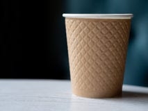Nehmen Sie einen Plastiktasse kaffee auf einem Holztisch weg lizenzfreies stockbild Nehmen Sie einen Plastiktasse kaffee auf einem Holztisch weg lizenzfreies stockbild