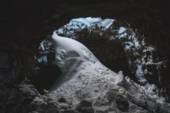 Neige dans le tunnel de lave de Raufarhólshellir, Islande du sud photographie stock libre de droits Neige dans le tunnel de lave de Raufarhólshellir, Islande du sud photographie stock libre de droits
