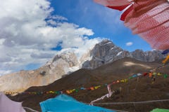 Neigez sur la crête de montagne avec prient des drapeaux dans Sichuan, Chine images libres de droits Neigez sur la crête de montagne avec prient des drapeaux dans Sichuan, Chine images libres de droits