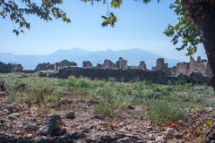 Nekropolis da opinião de cidade antiga de Hierapolis, fethiye, mugla, peru imagem de stock Nekropolis da opinião de cidade antiga de Hierapolis, fethiye, mugla, peru imagem de stock