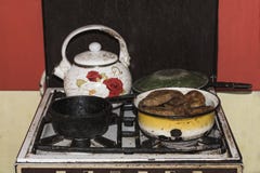 Nella vecchia stufa di gas è un vaso delle torte e di altri piatti, effetto d'annata fotografie stock Nella vecchia stufa di gas è un vaso delle torte e di altri piatti, effetto d'annata fotografie stock