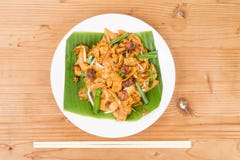 Nenhum chinês simples dos folhos carboniza Kway Teow ou Fried Noodle na folha da banana Foto de Stock Royalty Free Nenhum chinês simples dos folhos carboniza Kway Teow ou Fried Noodle na folha da banana Foto de Stock Royalty Free