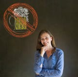 Nenhuma mão de sorriso da mulher do álcool da cerveja no queixo no fundo do quadro-negro foto de stock royalty free Nenhuma mão de sorriso da mulher do álcool da cerveja no queixo no fundo do quadro-negro foto de stock royalty free