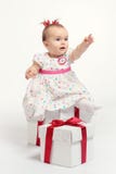 Neonata adorabile con due contenitori di regalo fotografie stock libere da diritti Neonata adorabile con due contenitori di regalo fotografie stock libere da diritti
