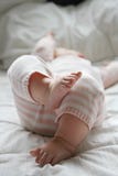 Neonata che mette su letto immagine stock libera da diritti Neonata che mette su letto immagine stock libera da diritti