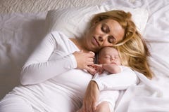 Neonato della holding della madre in sue braccia fotografia stock libera da diritti Neonato della holding della madre in sue braccia fotografia stock libera da diritti