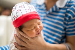 Neonato della tenuta della mamma in sua mano Fotografia Stock Libera da Diritti Neonato della tenuta della mamma in sua mano Fotografia Stock Libera da Diritti