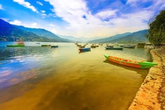 Nepal-Boots-Hauptanziehungskraft von phewa See auf Hintergrundsonnenuntergang lizenzfreie stockfotografie Nepal-Boots-Hauptanziehungskraft von phewa See auf Hintergrundsonnenuntergang lizenzfreie stockfotografie