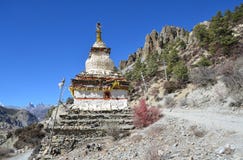 Nepal, emigrando en el Himalaya Stupa budista antiguo alto en las montañas imagenes de archivo Nepal, emigrando en el Himalaya Stupa budista antiguo alto en las montañas imagenes de archivo